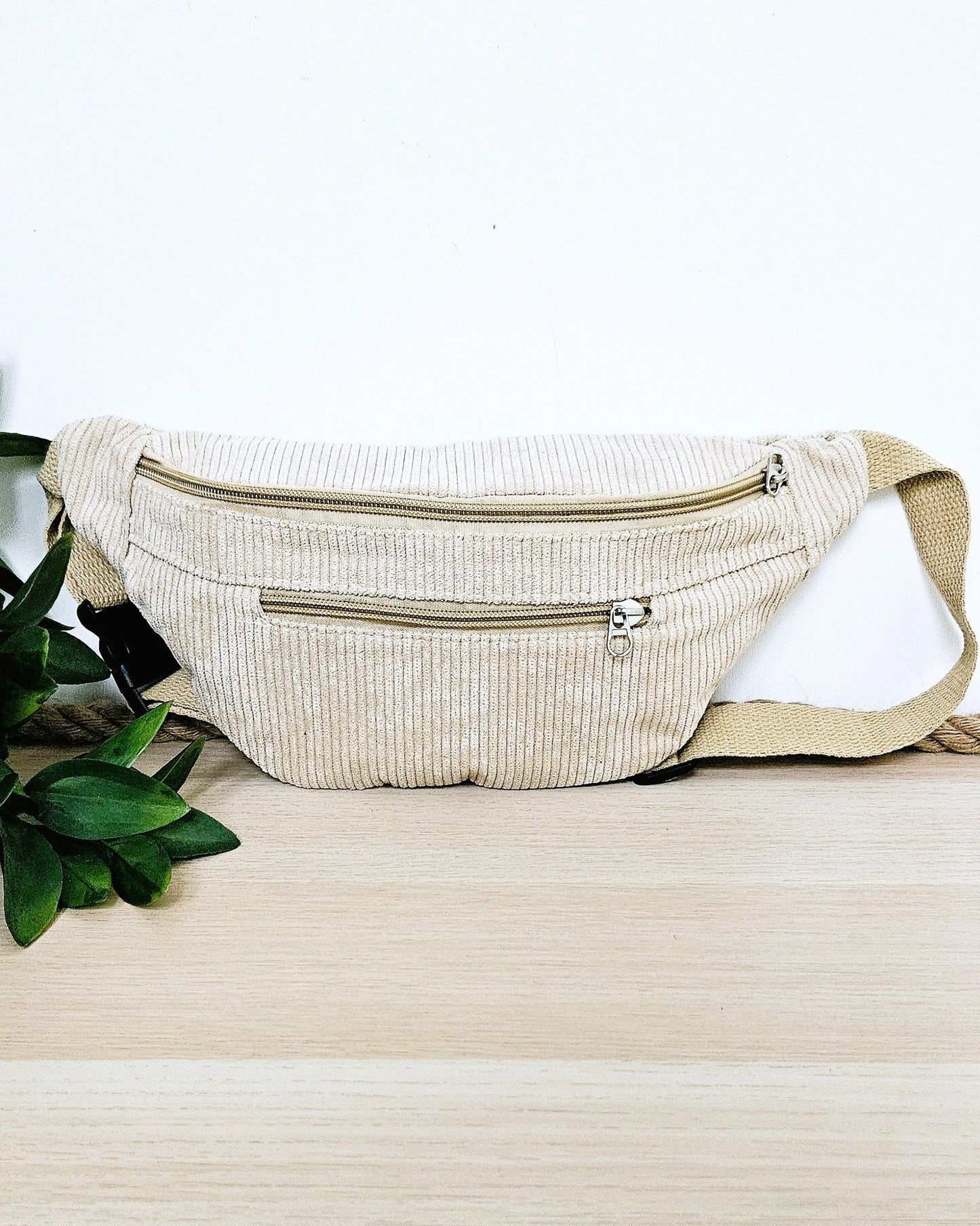 Sac banane Eva en velours côtelé beige