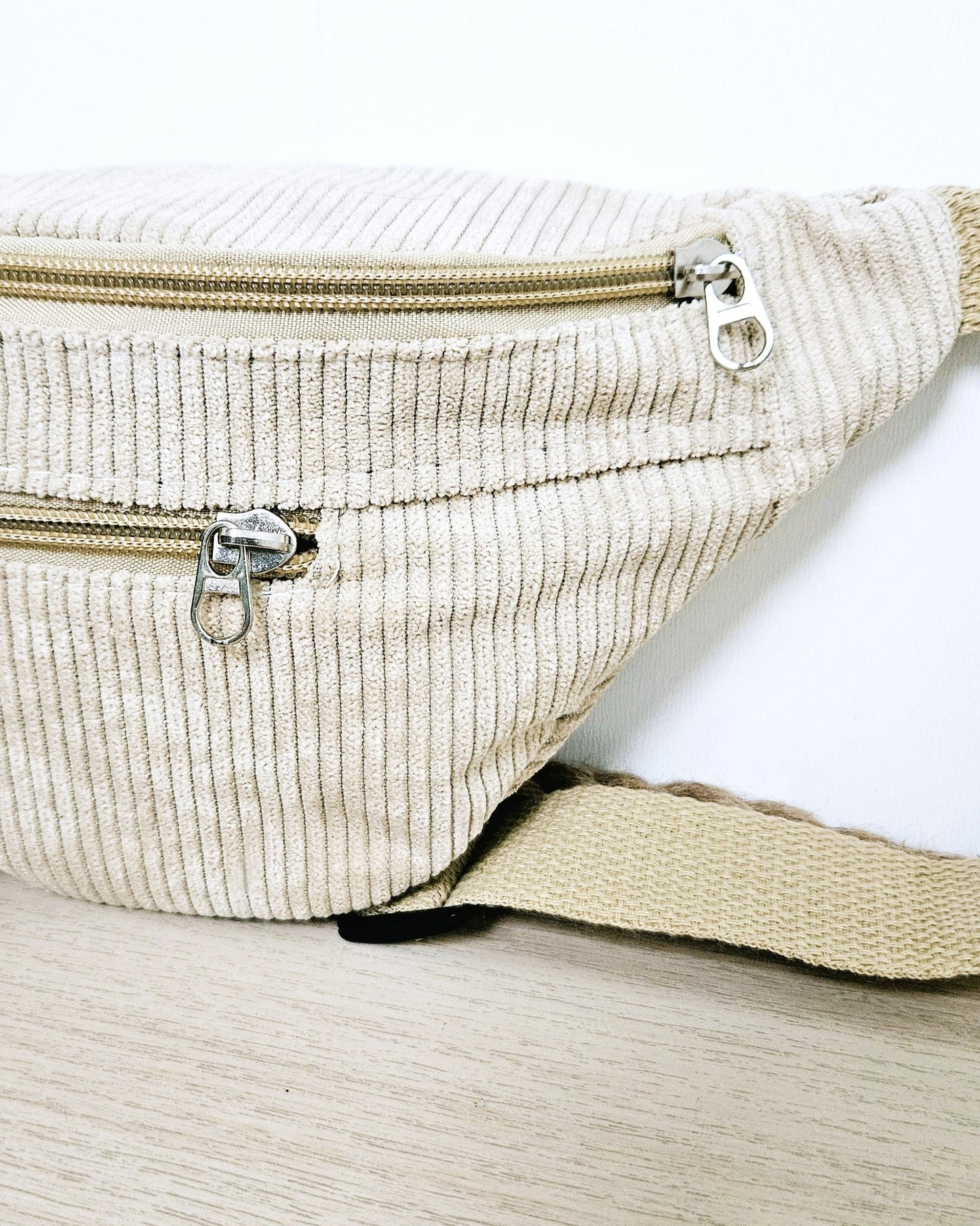 Sac banane Eva en velours côtelé beige