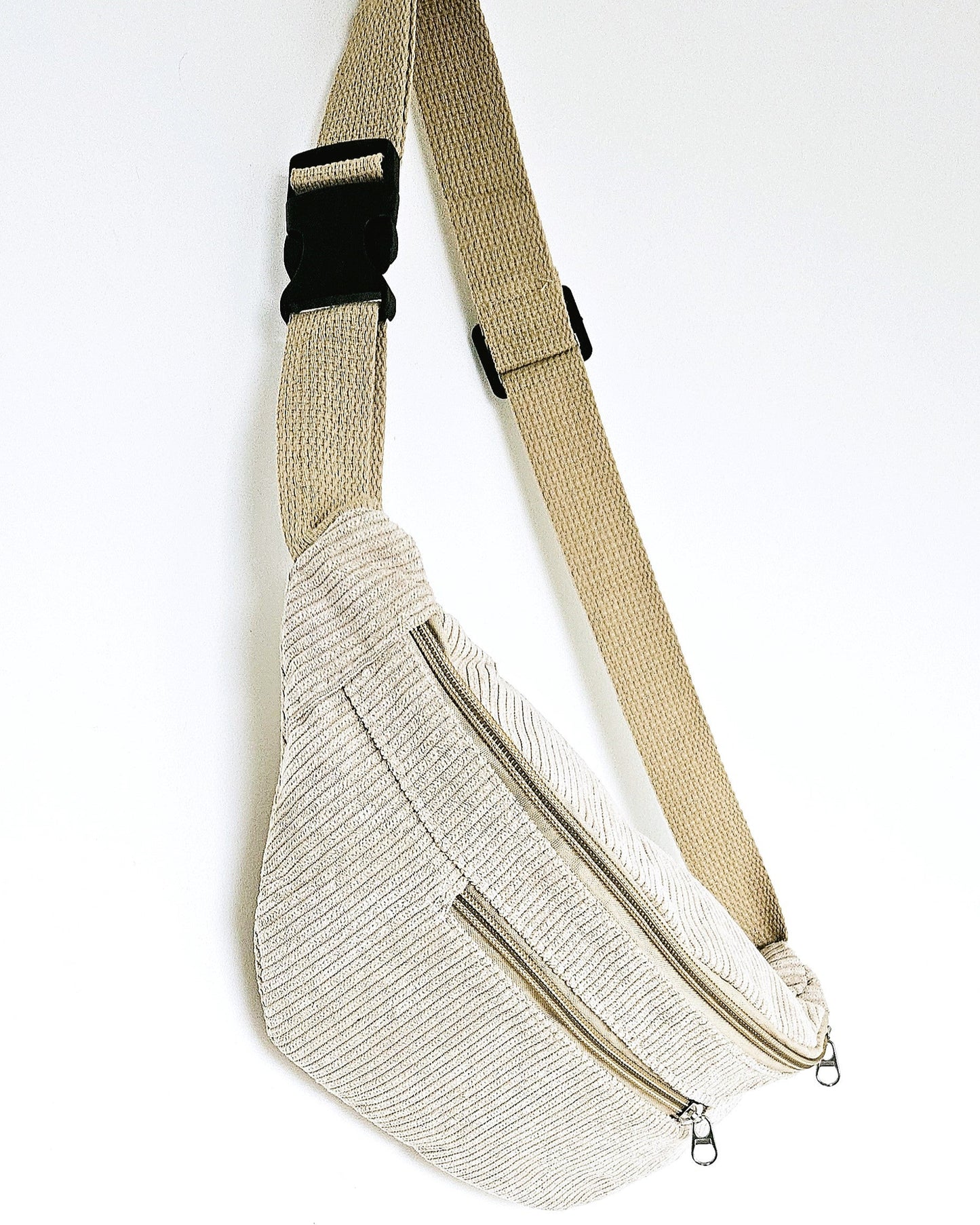 Sac banane Eva en velours côtelé beige