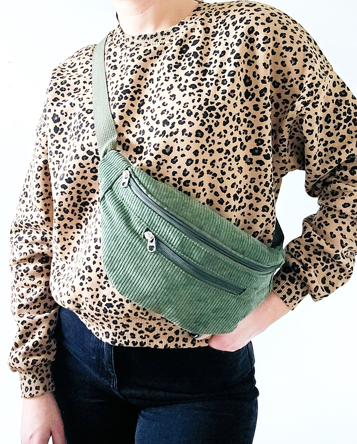 Sac banane Eva en velours côtelé vert kaki