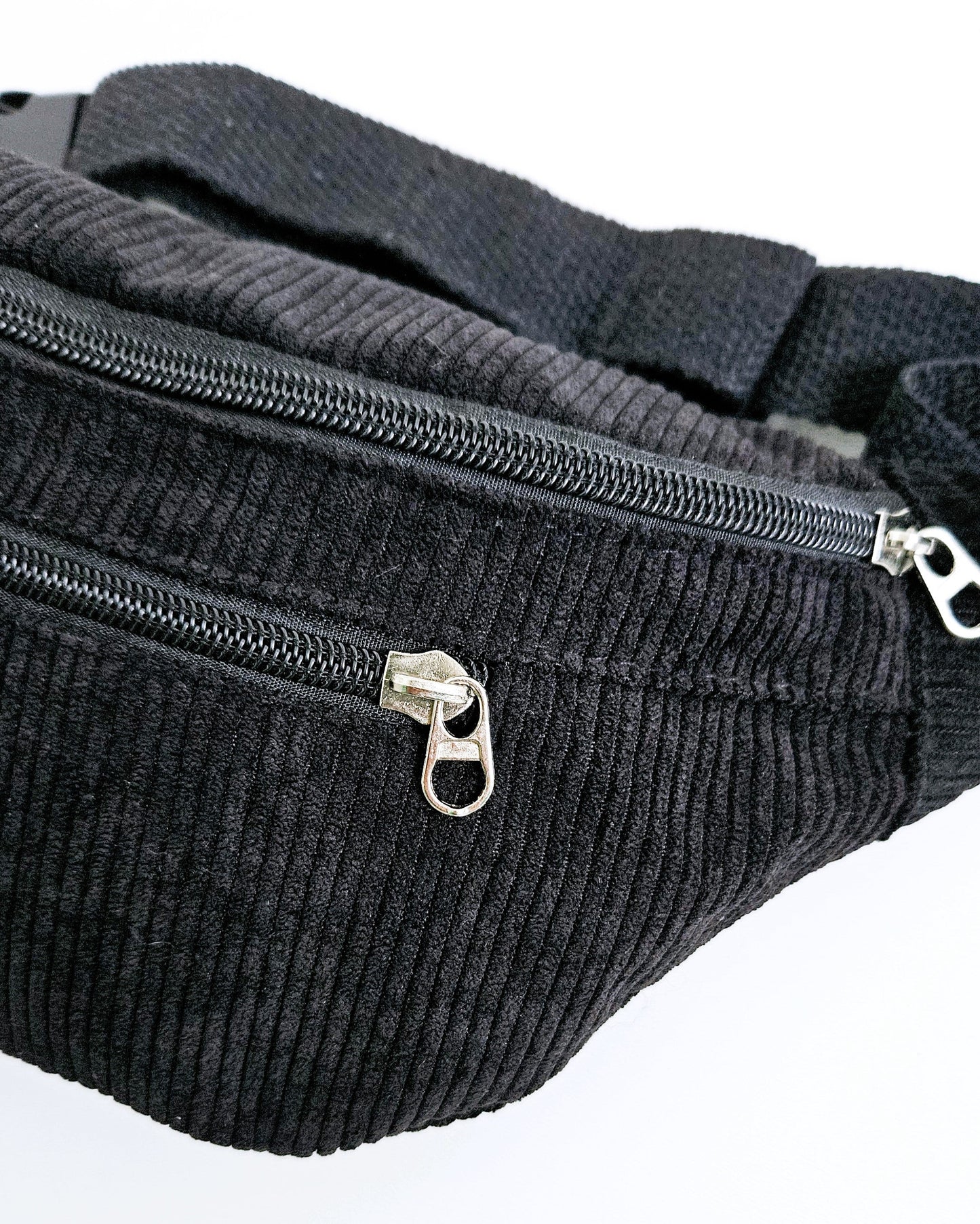 Sac banane Eva en velours côtelé noir