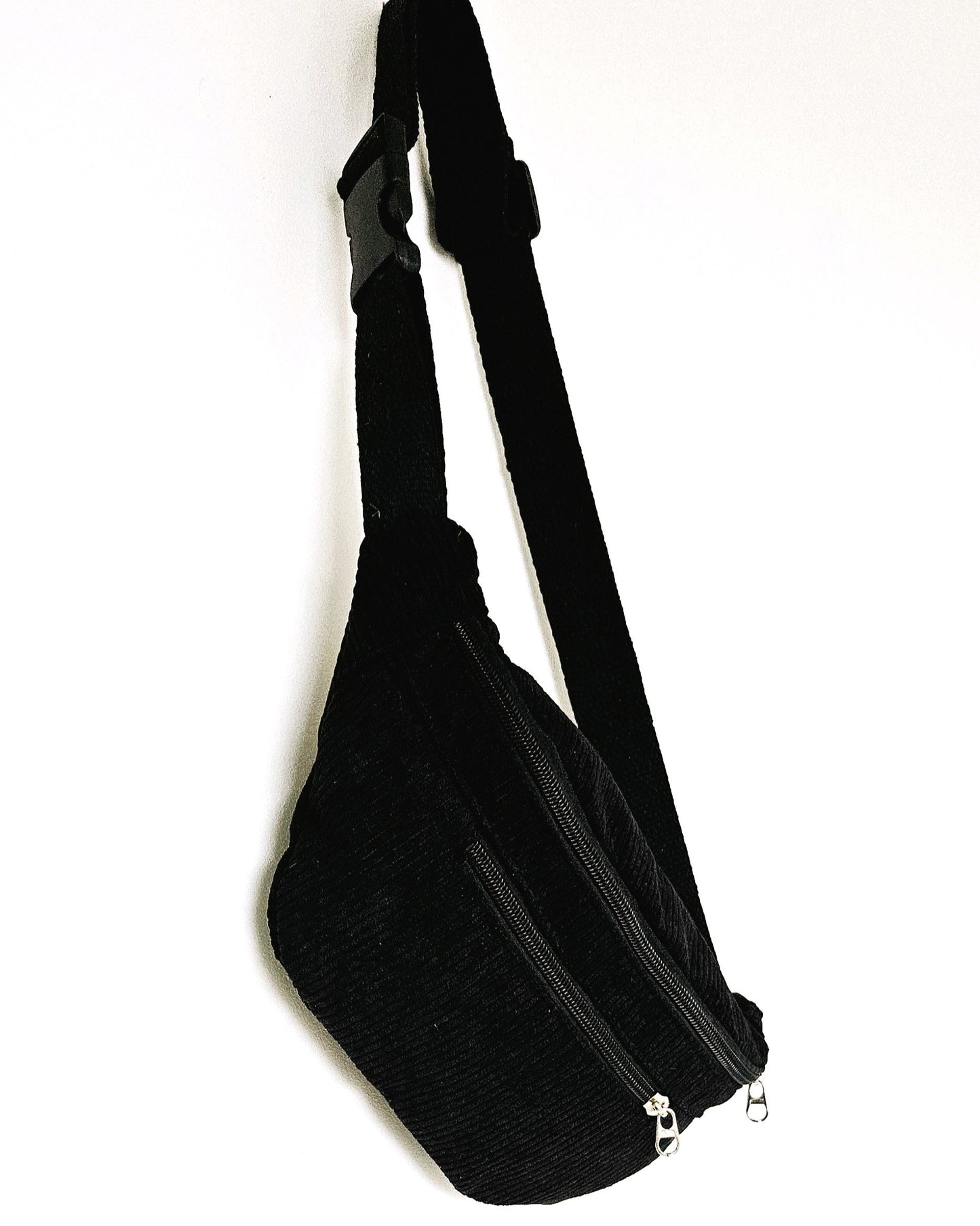 Sac banane Eva en velours côtelé noir