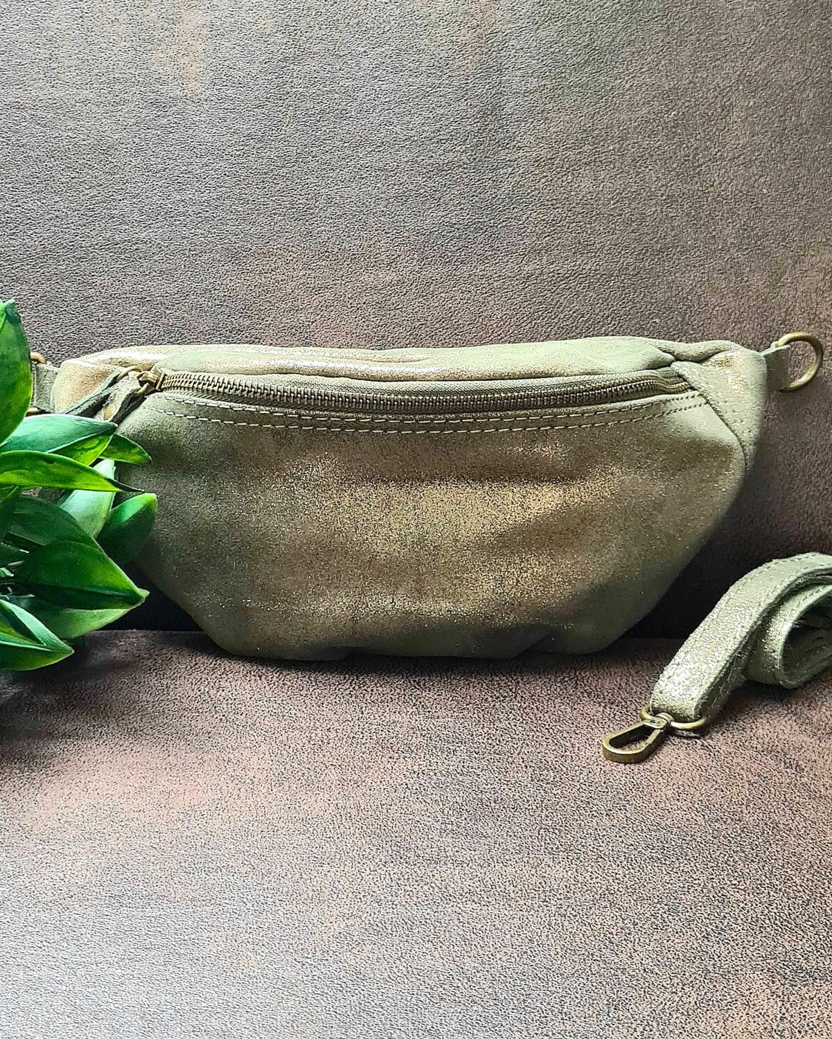 Sac banane Kim en cuir irisé kaki