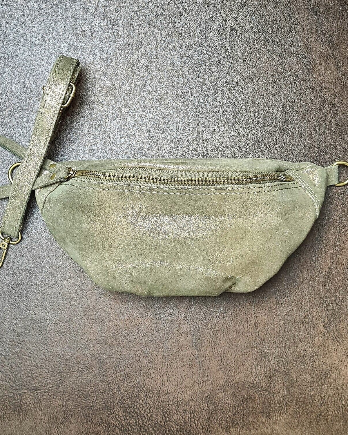 Sac banane Kim en cuir irisé kaki