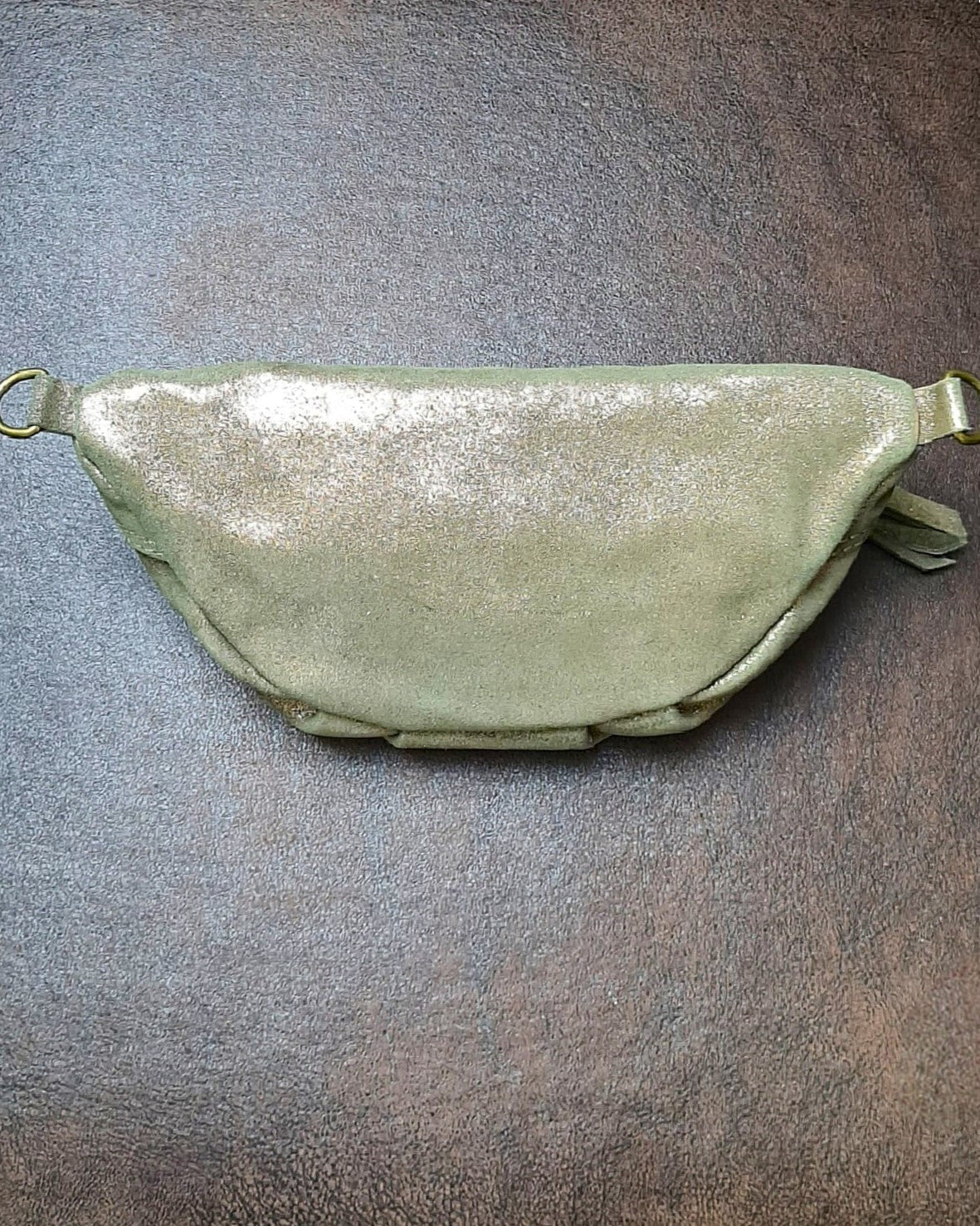 Sac banane Kim en cuir irisé kaki