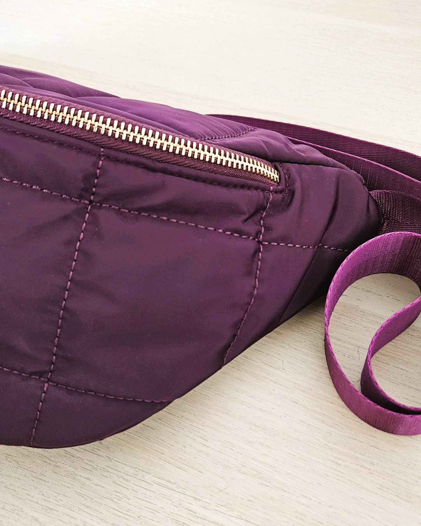 Sac banane matelassé prune