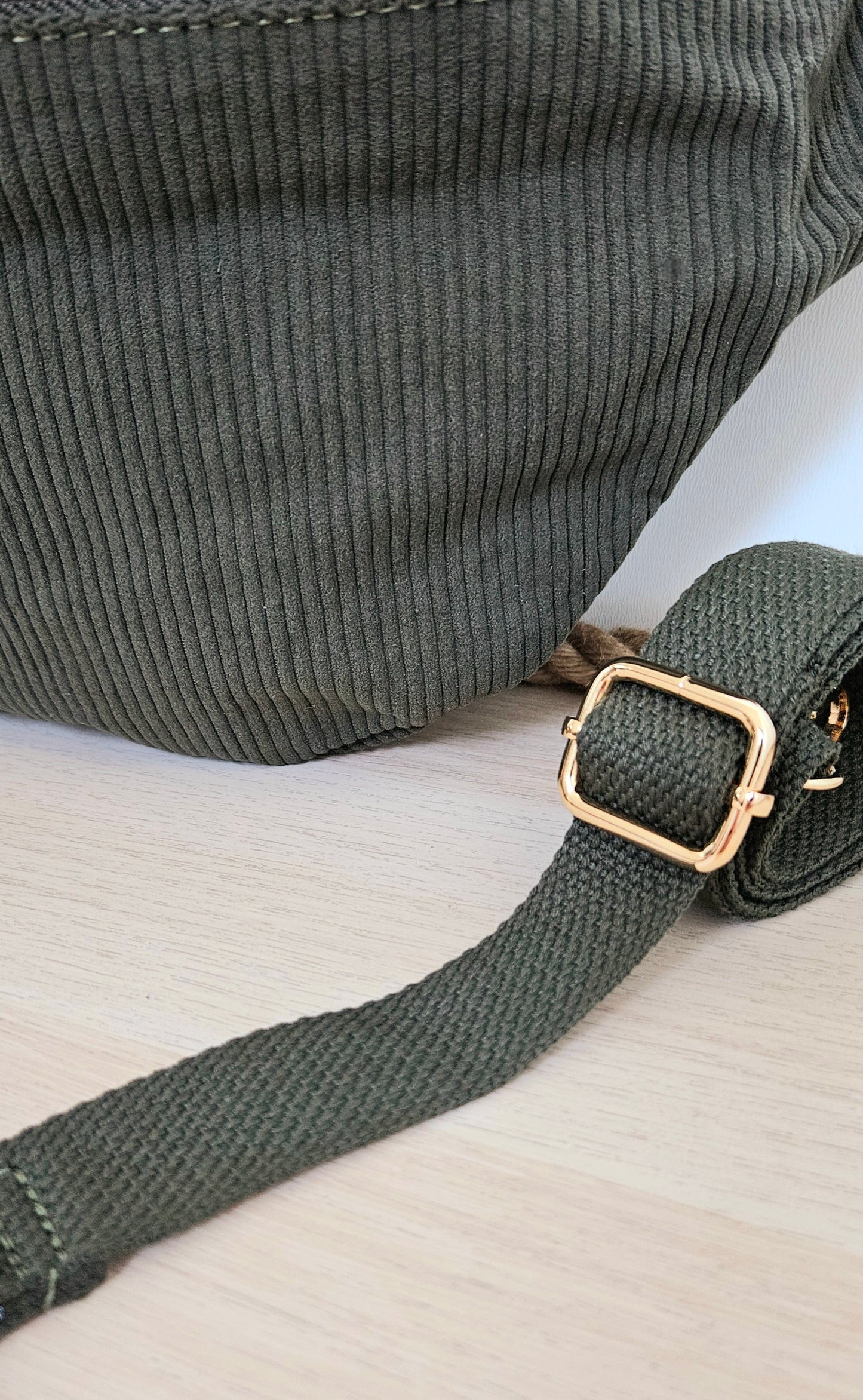 sac banane velours côtelé vert kaki gros plan