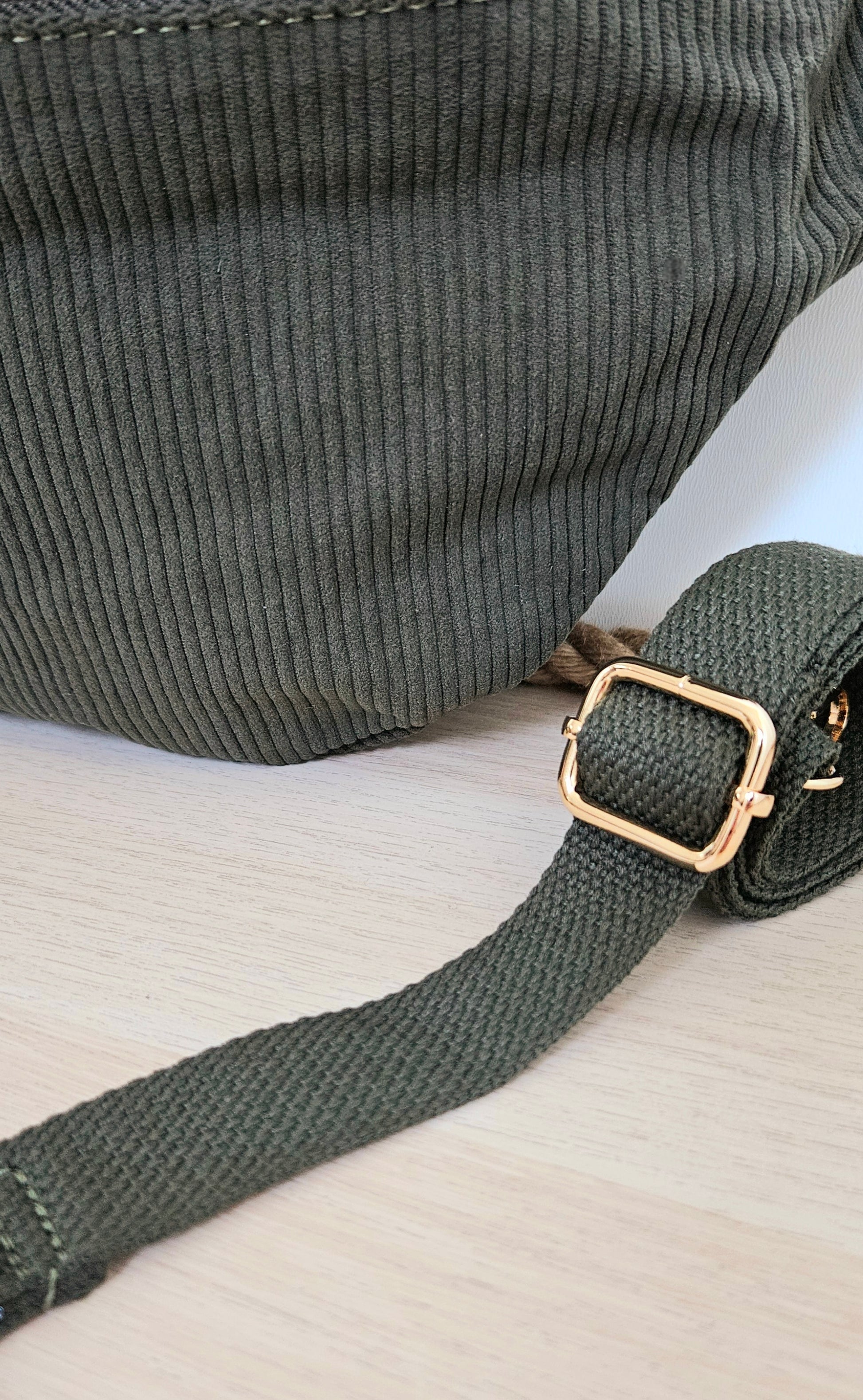 sac banane velours côtelé vert kaki gros plan