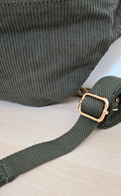 sac banane velours côtelé vert kaki gros plan