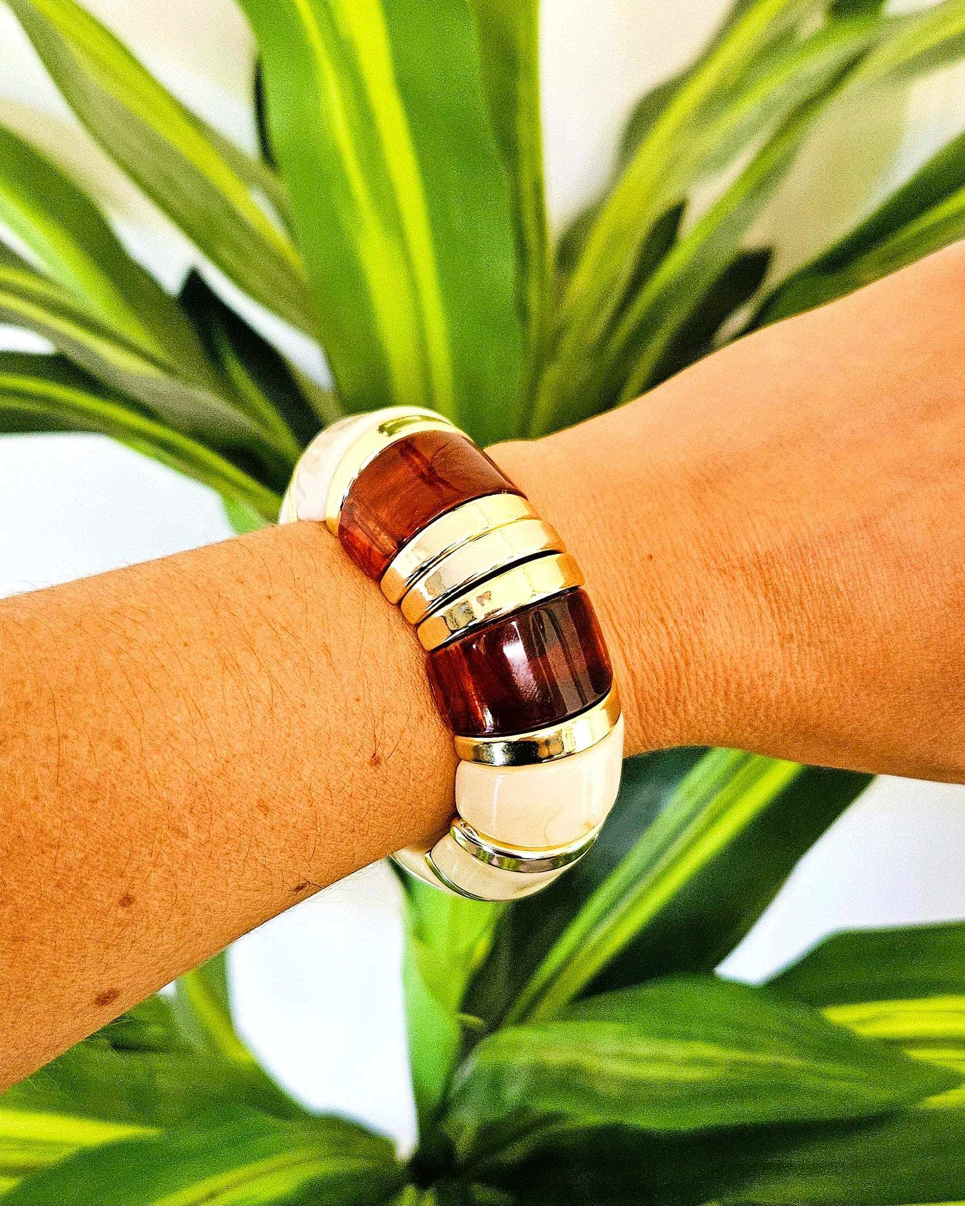 bracelet bicolore ivoire ambre porté au poignet