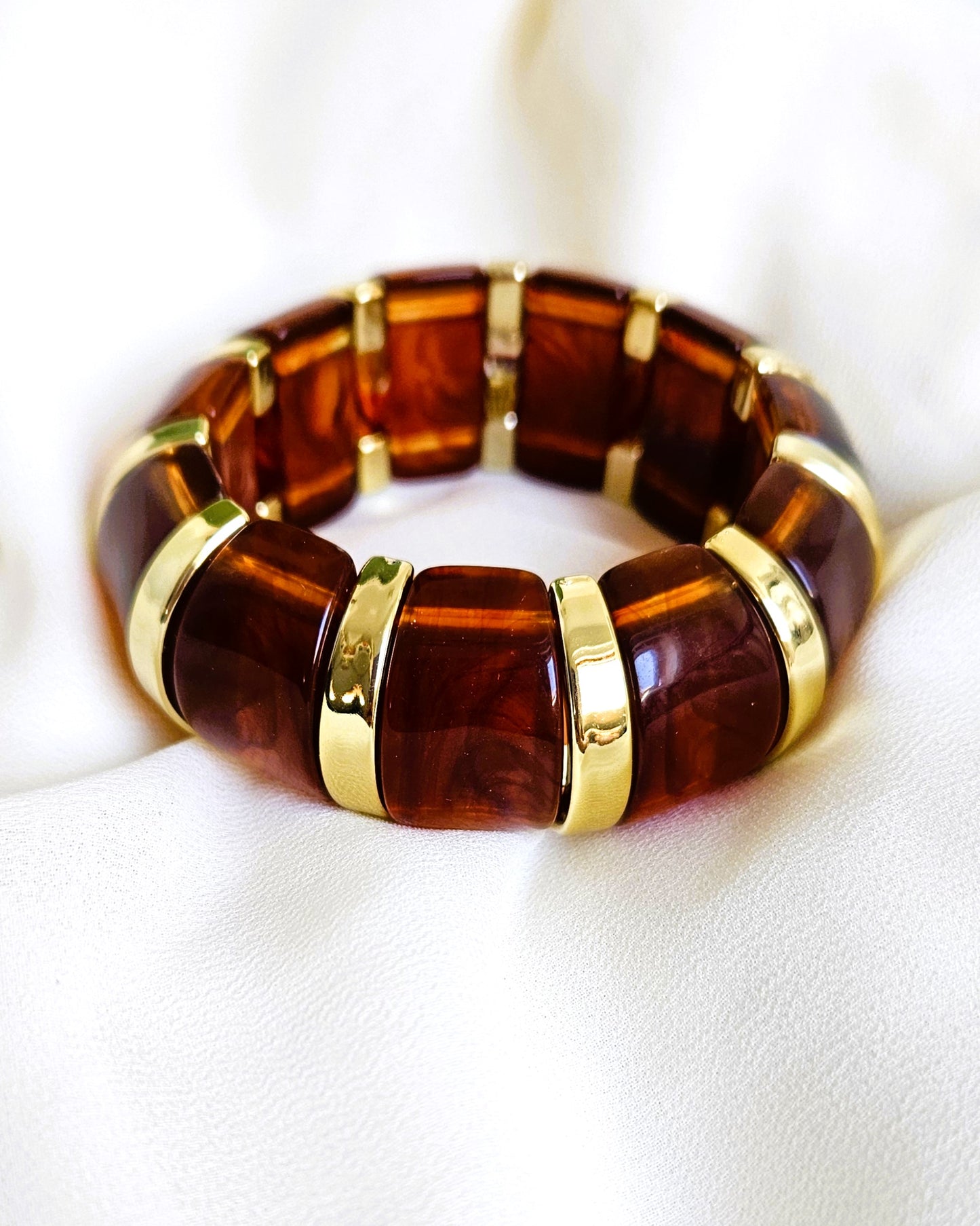 bracelet perles ambre doré gros plan