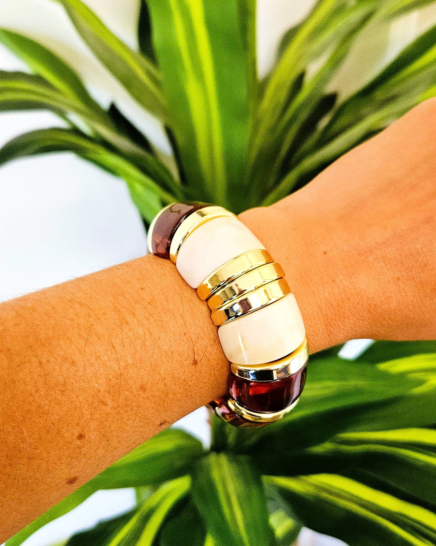 bracelet bicolore ambre ivoire porté au poignet