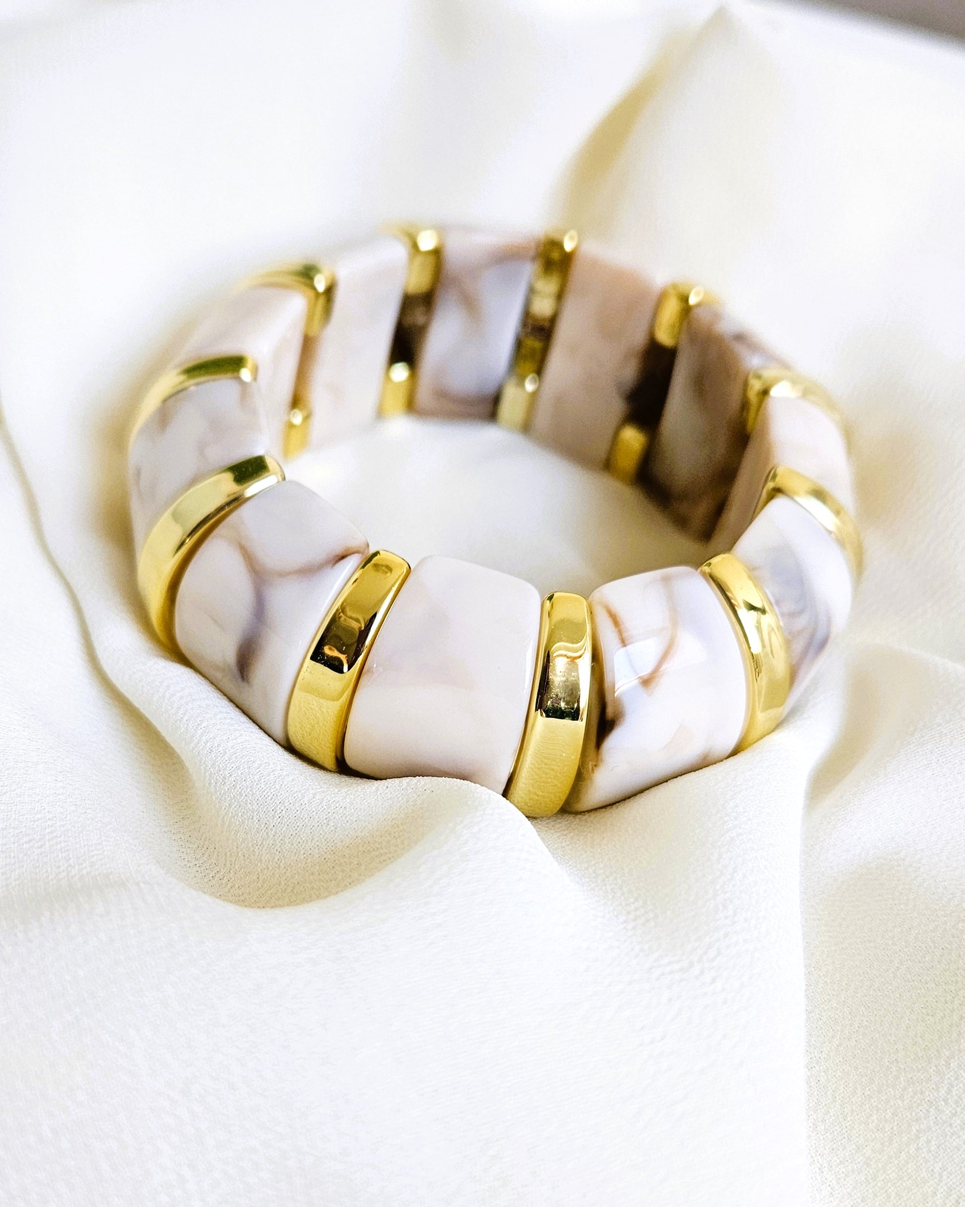 bracelet perles ivoire doré gros plan