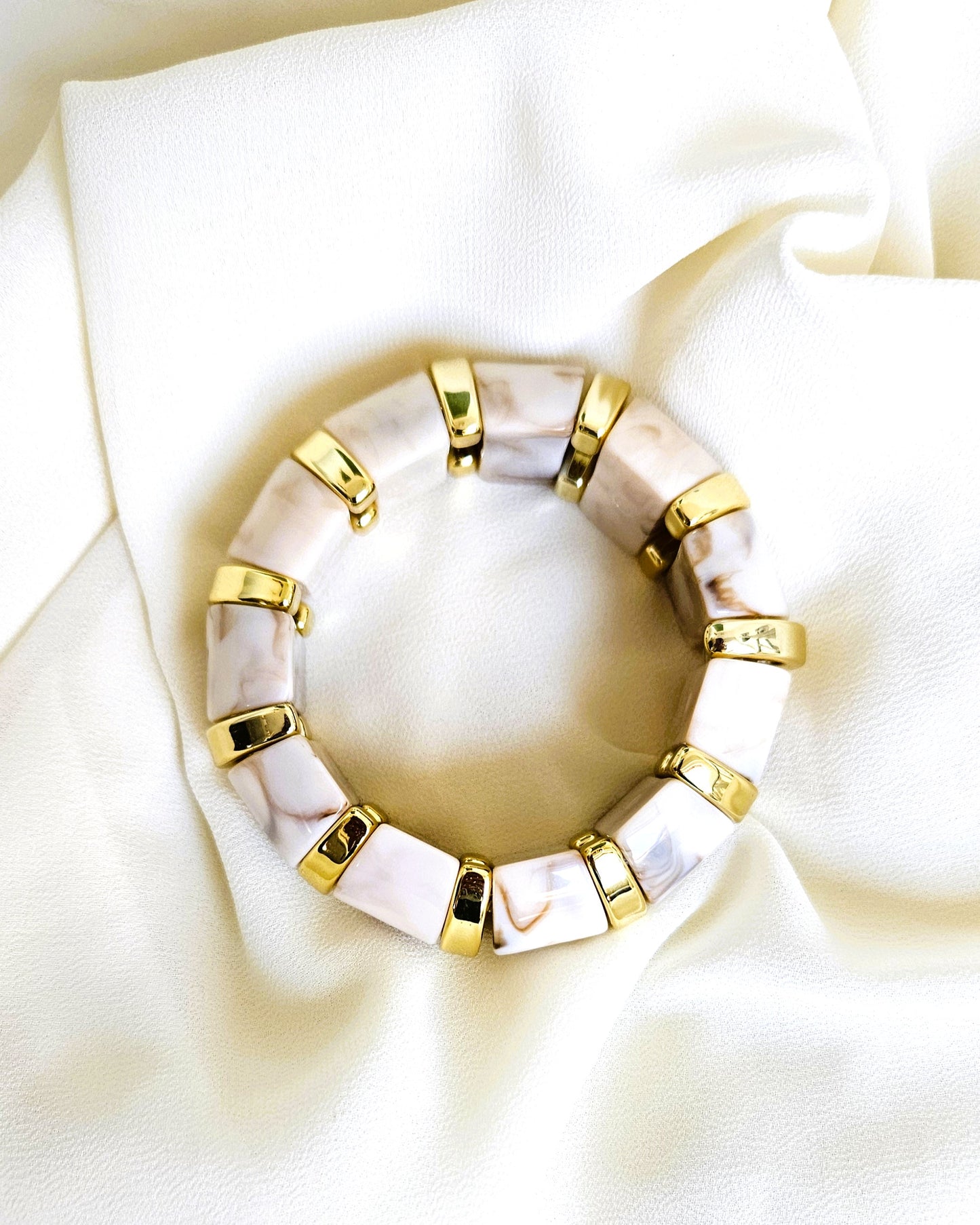 bracelet perles ivoire doré gros plan