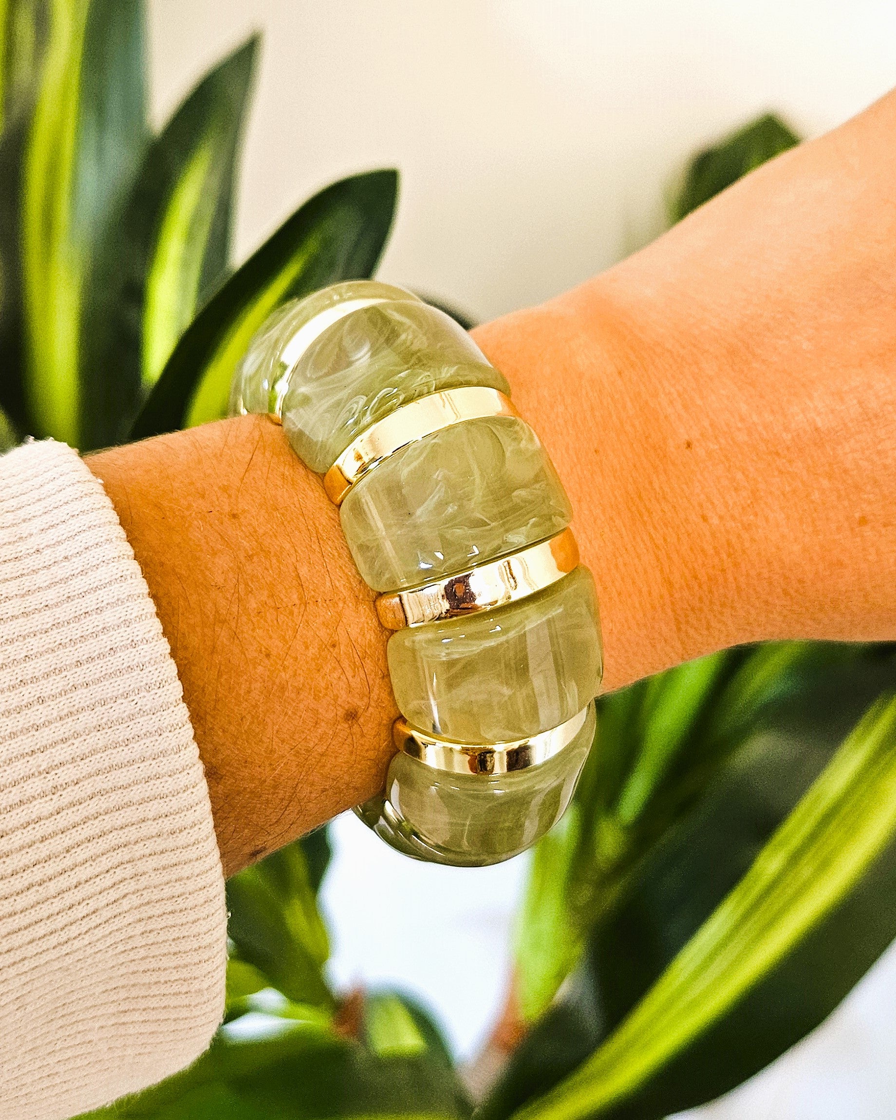 bracelet perles vert clair doré porté au poignet