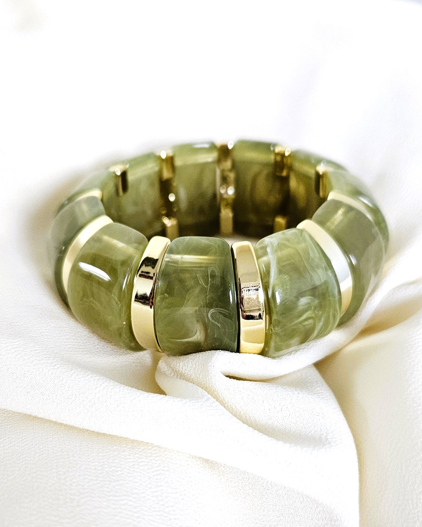 bracelet perles vert olive doré gros plan