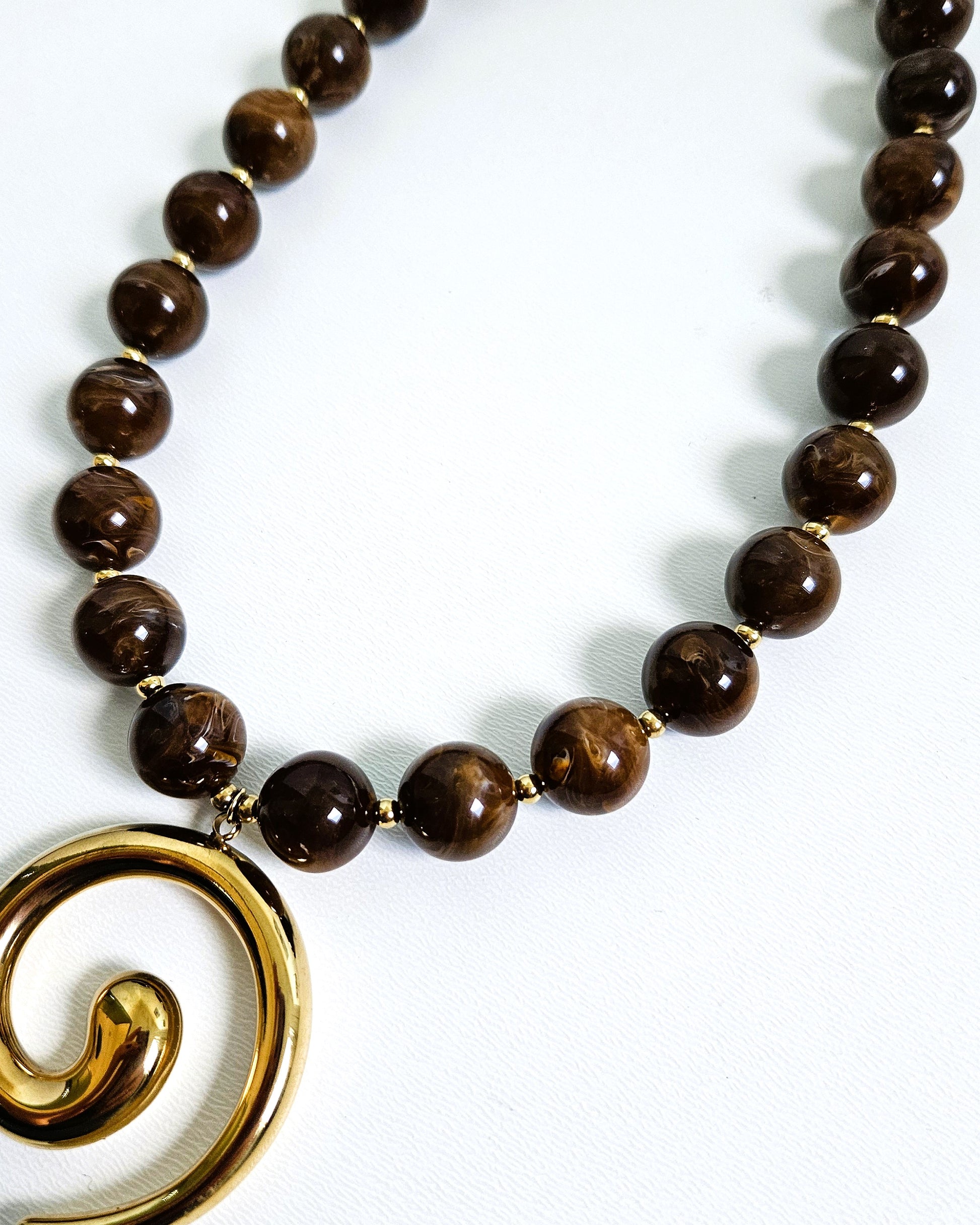collier perles marron doré pendentif imposant