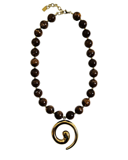 collier perles chocolat pendentif spirale doré