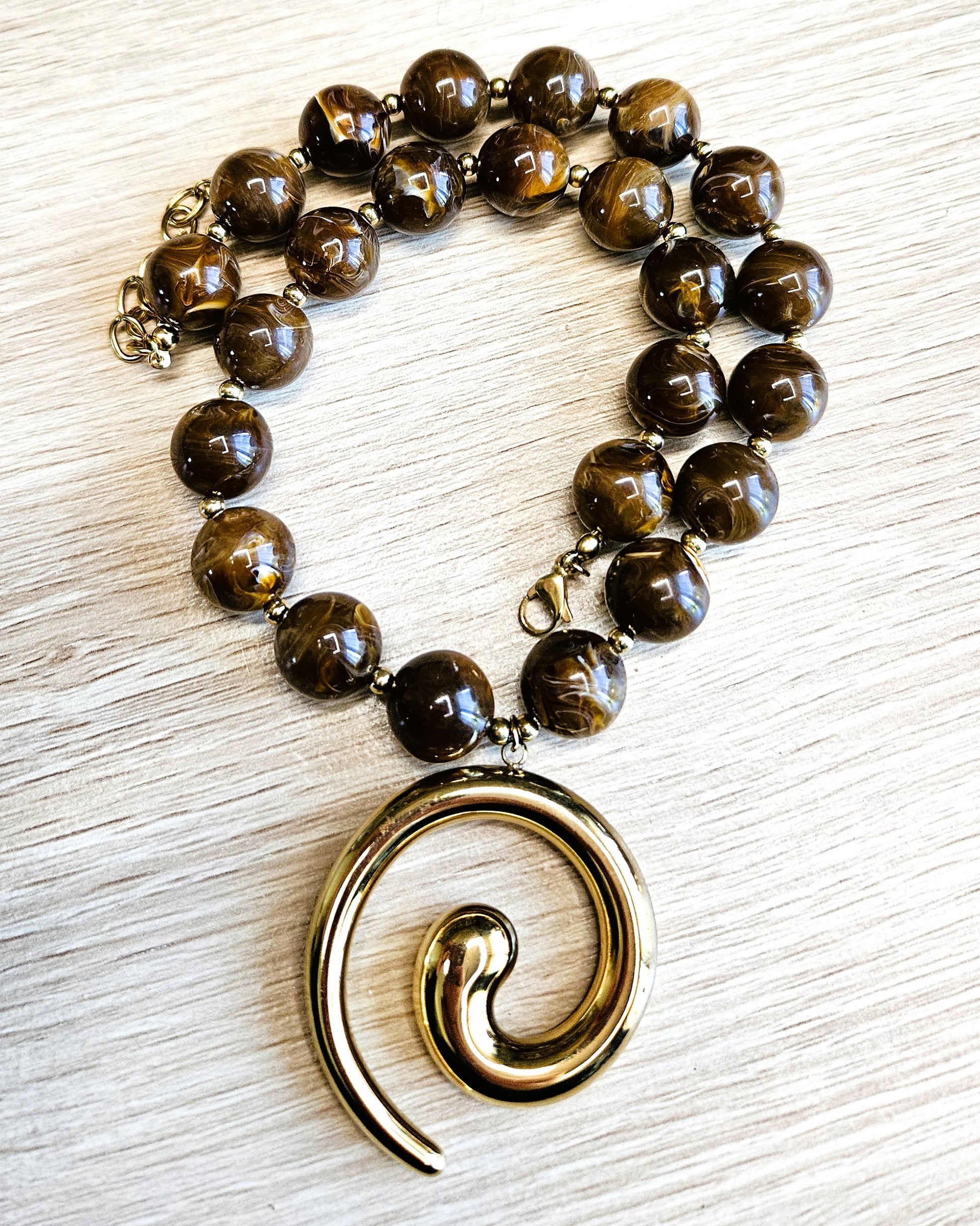 collier perles marron gros pendentif rond doré