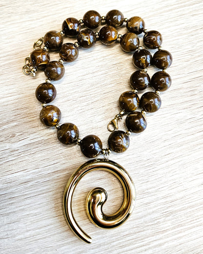 collier perles marron gros pendentif rond doré