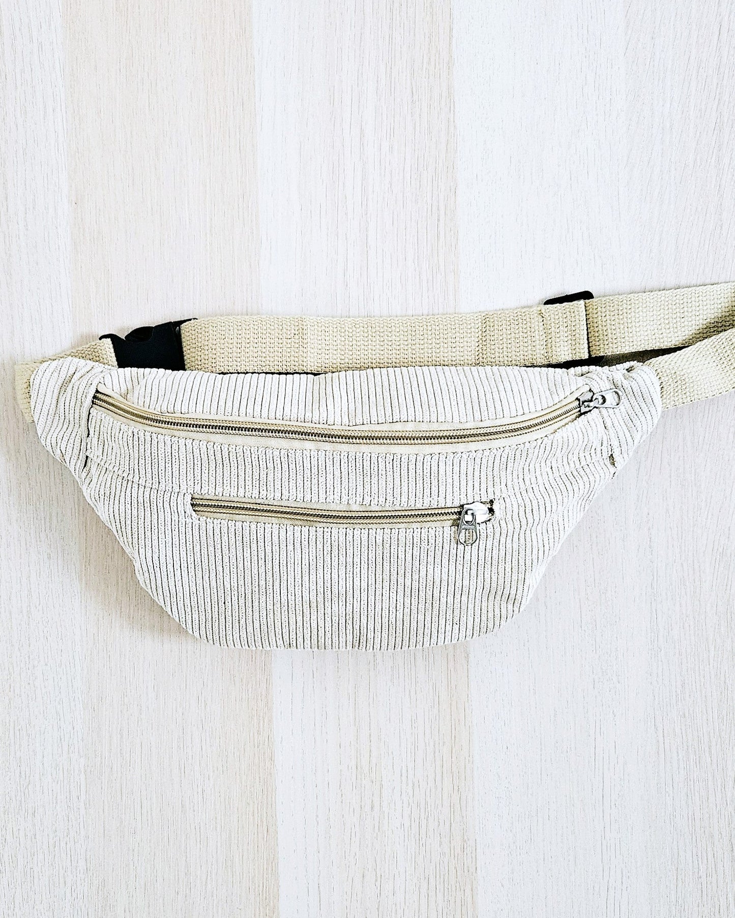 Sac banane Eva en velours côtelé beige
