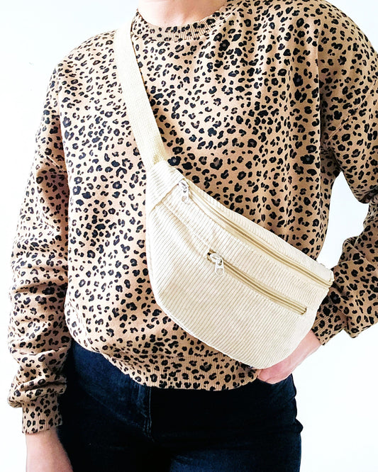 Sac banane Eva en velours côtelé beige