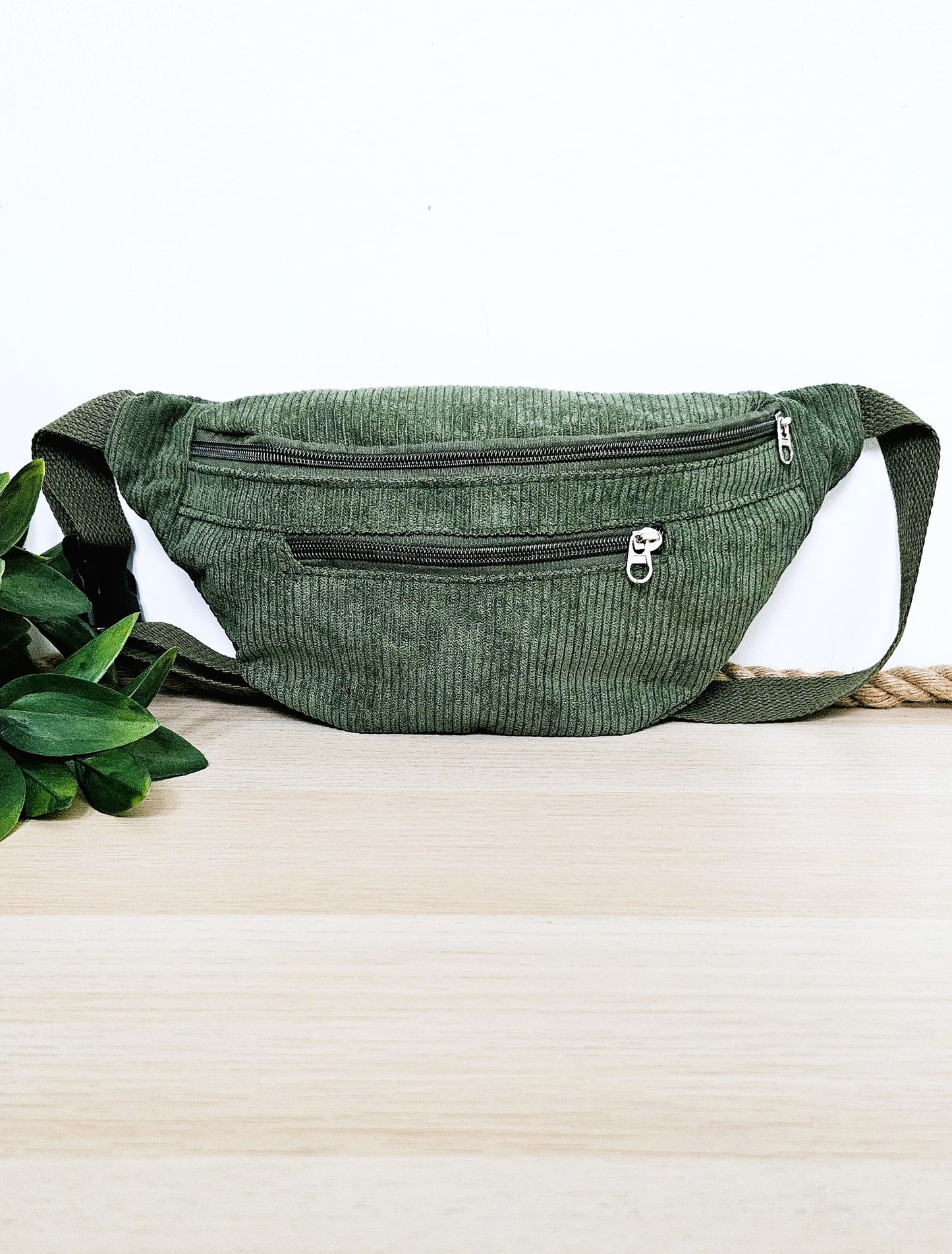 Sac banane Eva en velours côtelé vert kaki