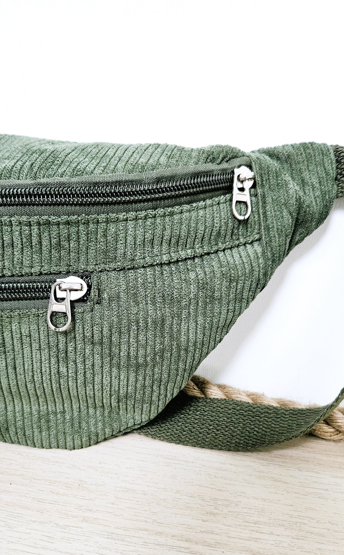 Sac banane Eva en velours côtelé vert kaki