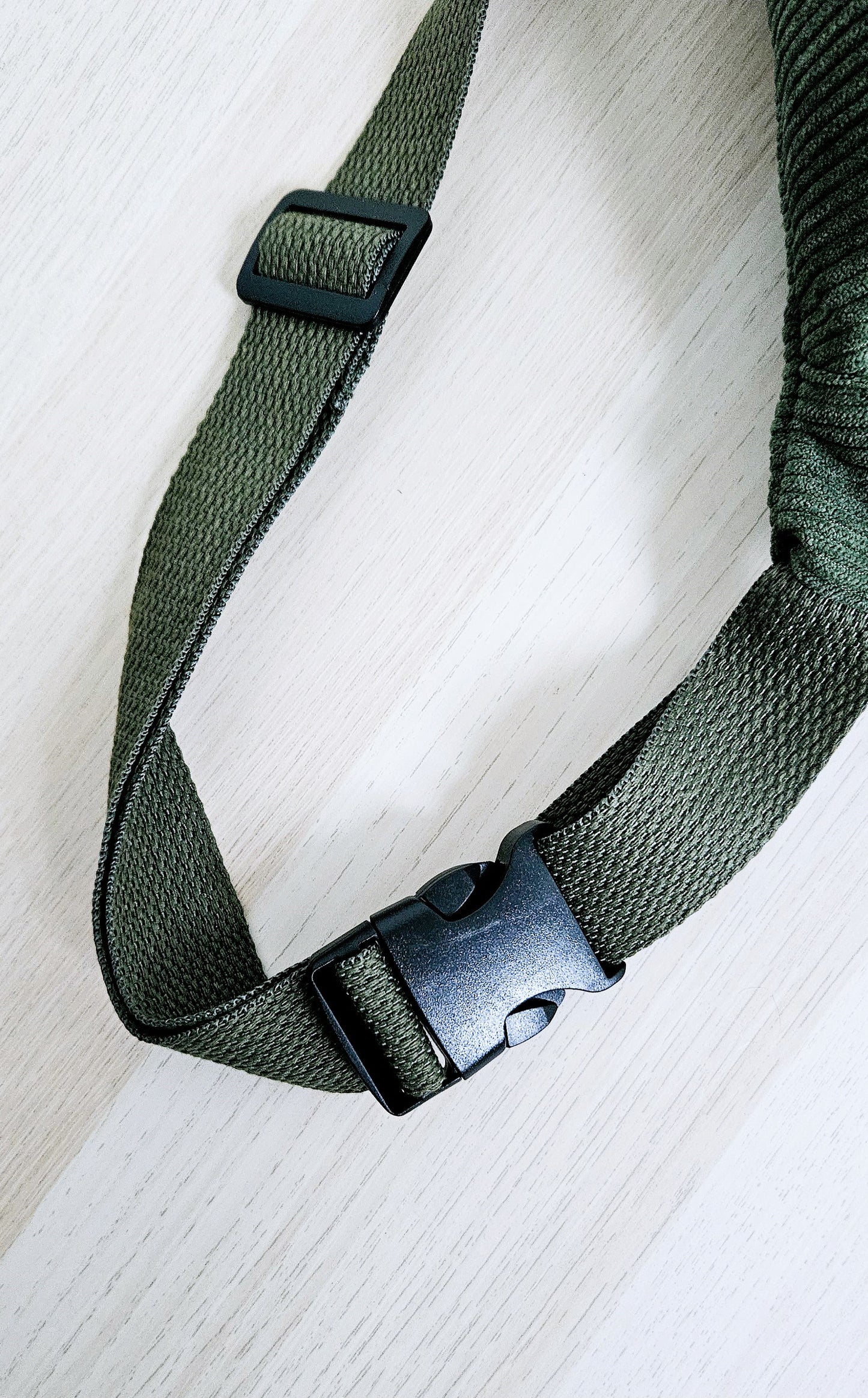 Sac banane Eva en velours côtelé vert kaki