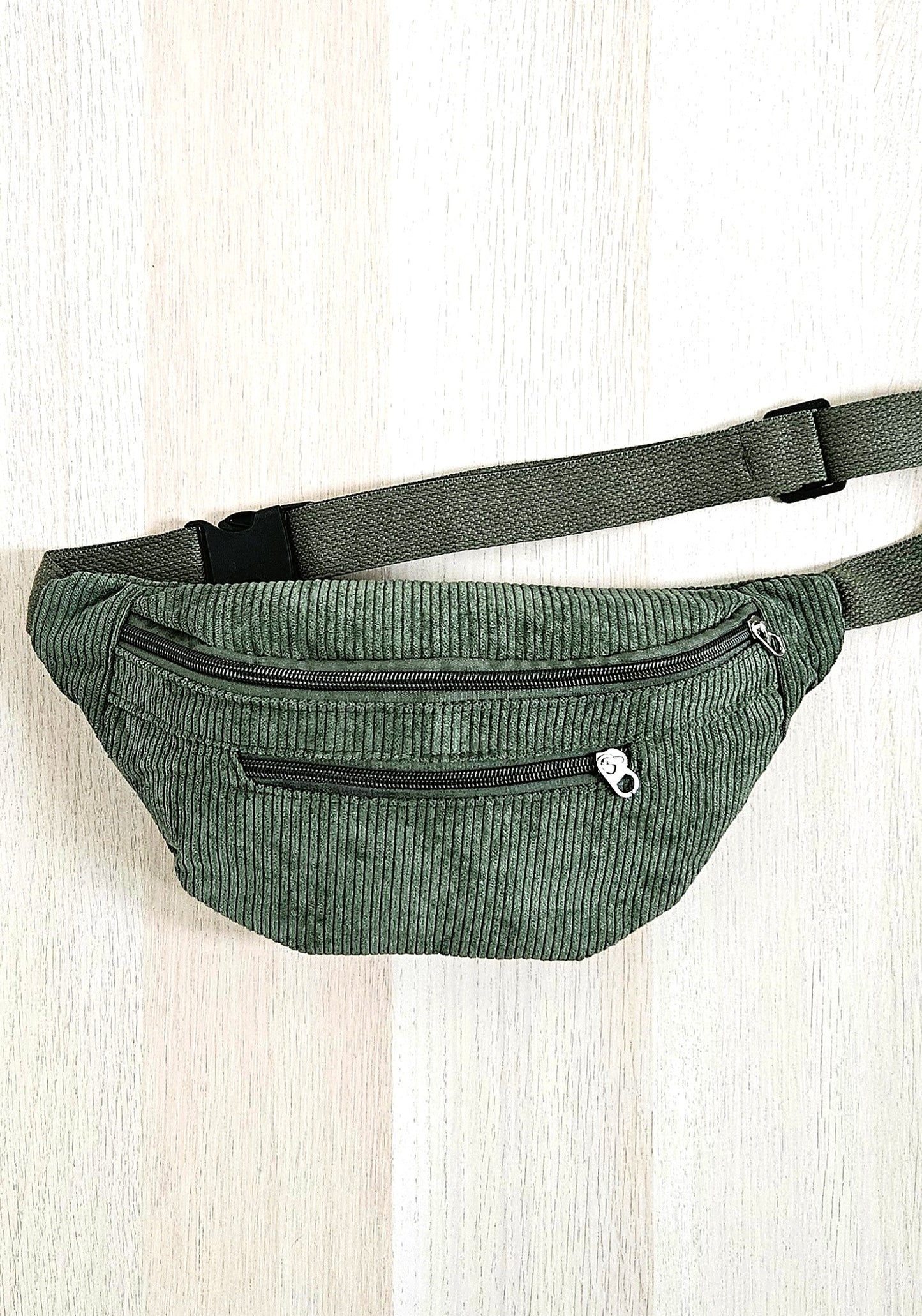 Sac banane Eva en velours côtelé vert kaki