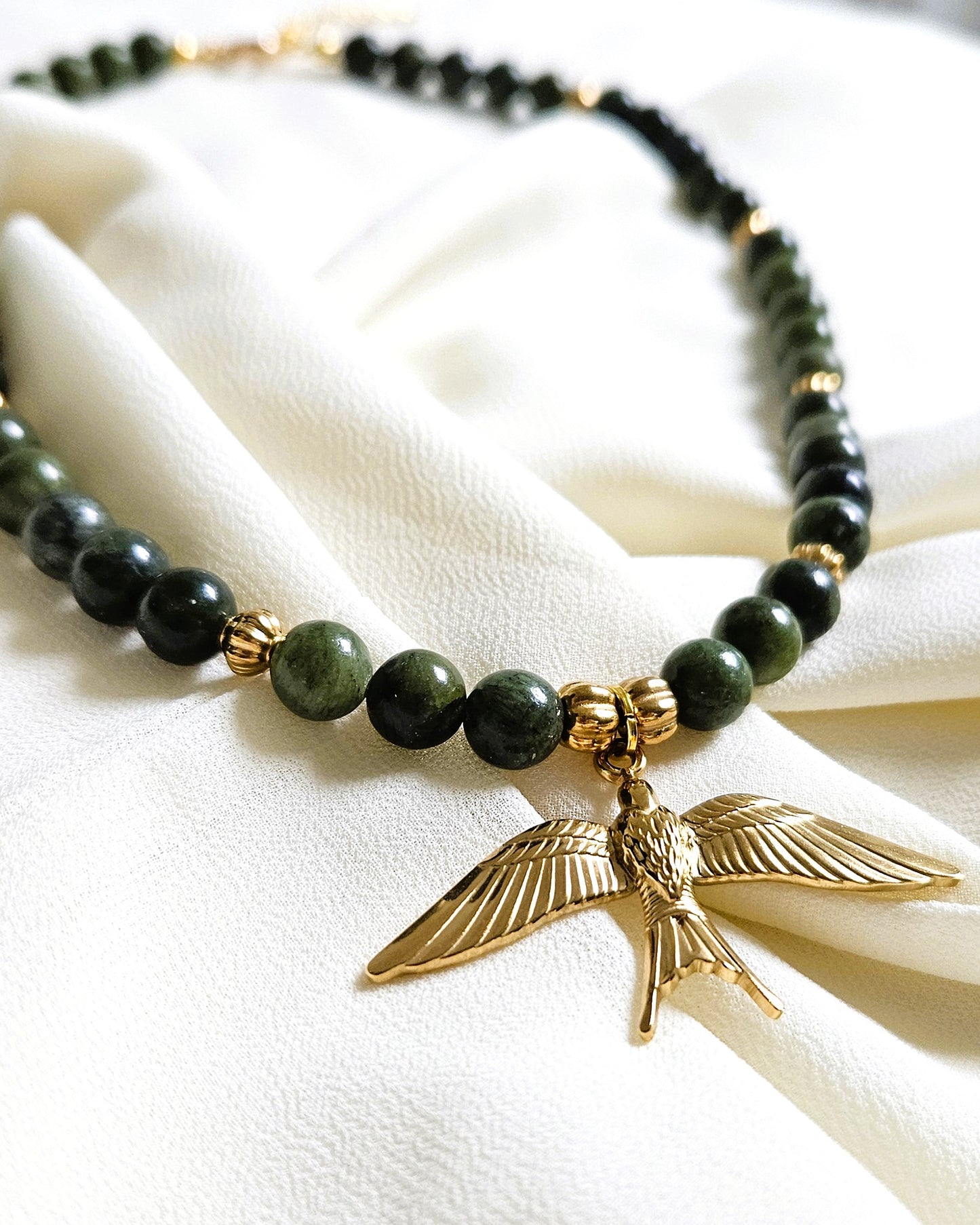 Collier Hirondelle perles de jade - création Bahia