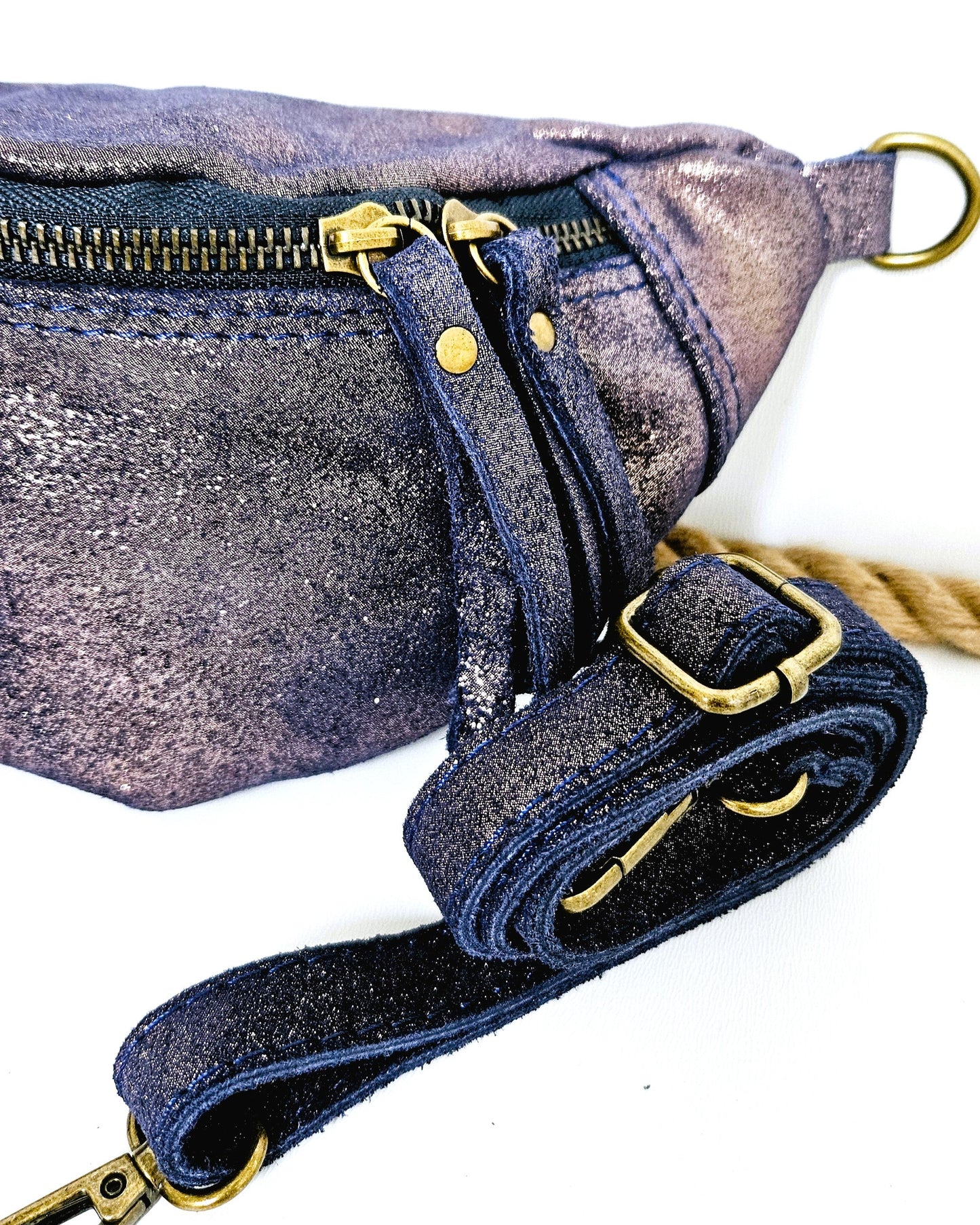 Sac banane Kim en cuir irisé indigo