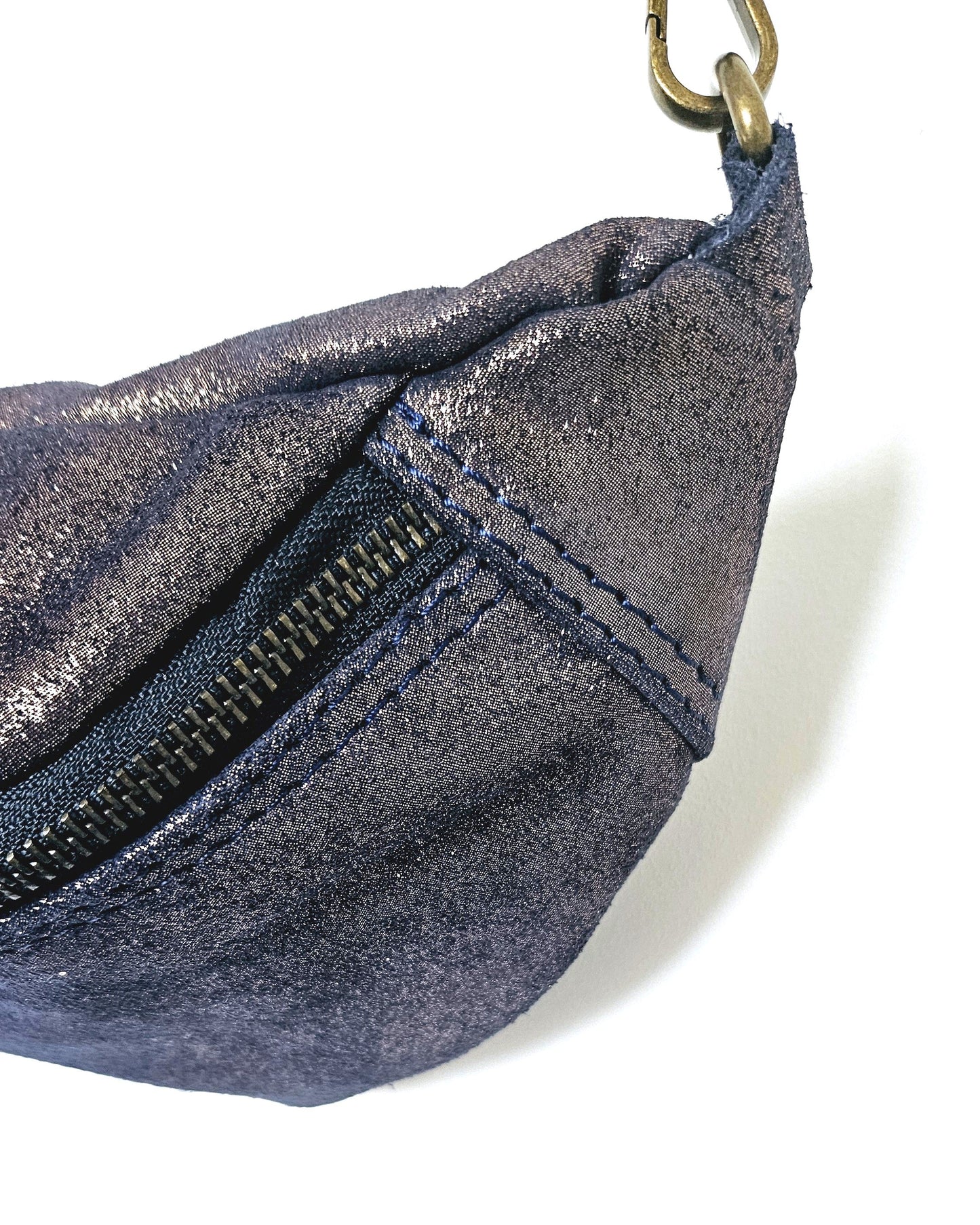 Sac banane Kim en cuir irisé indigo