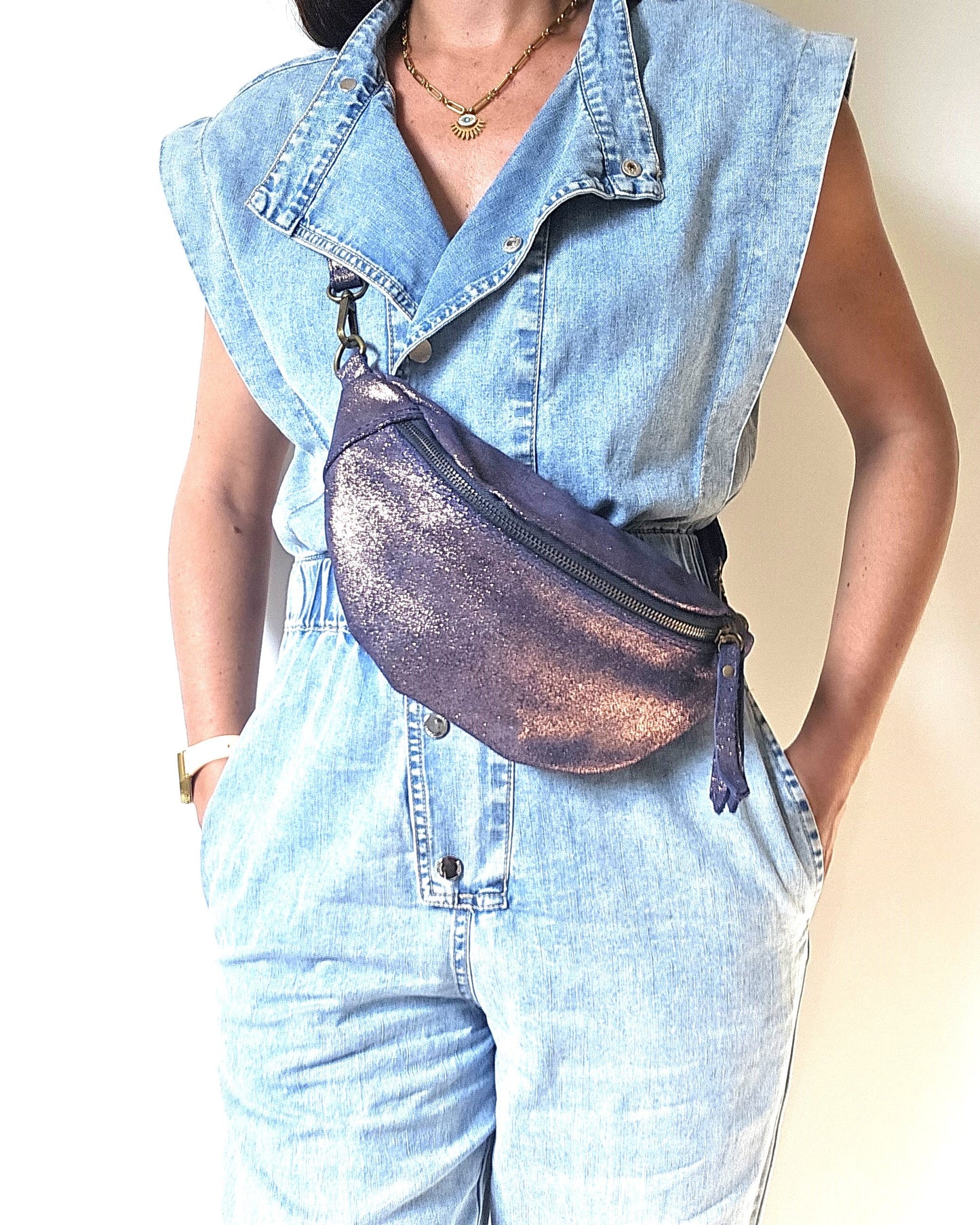 Sac banane Kim en cuir irisé indigo