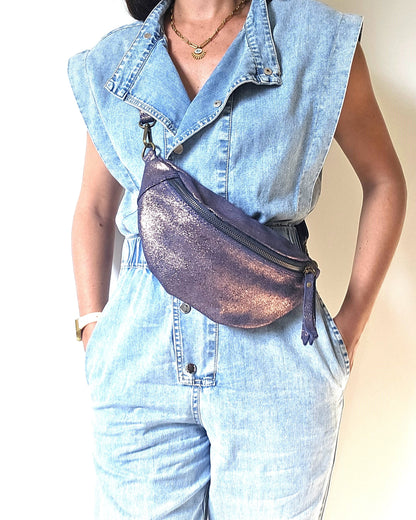 Sac banane Kim en cuir irisé indigo