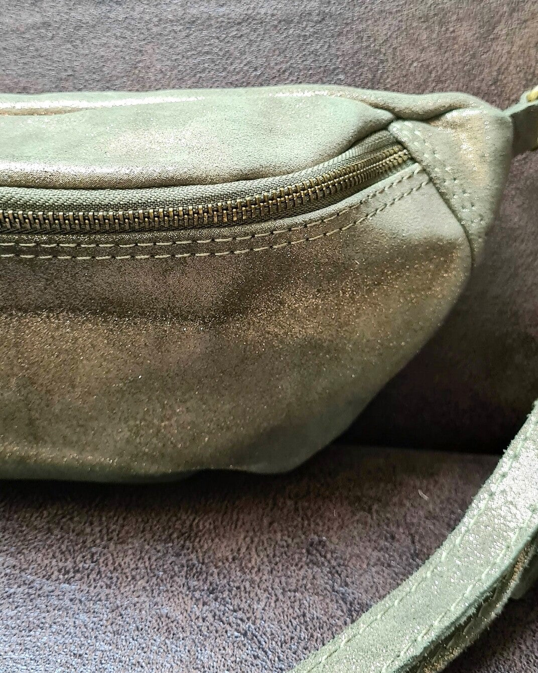 Sac banane Kim en cuir irisé kaki