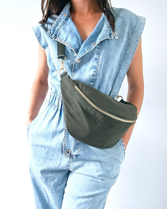 sac banane velours côtelé vert kaki porté 