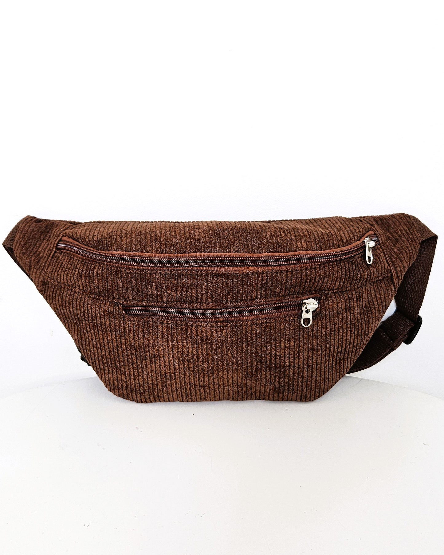 Sac banane Eva en velours côtelé marron