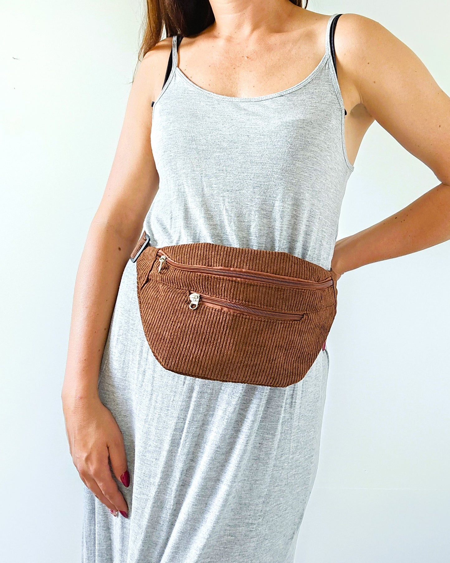 Sac banane Eva en velours côtelé marron