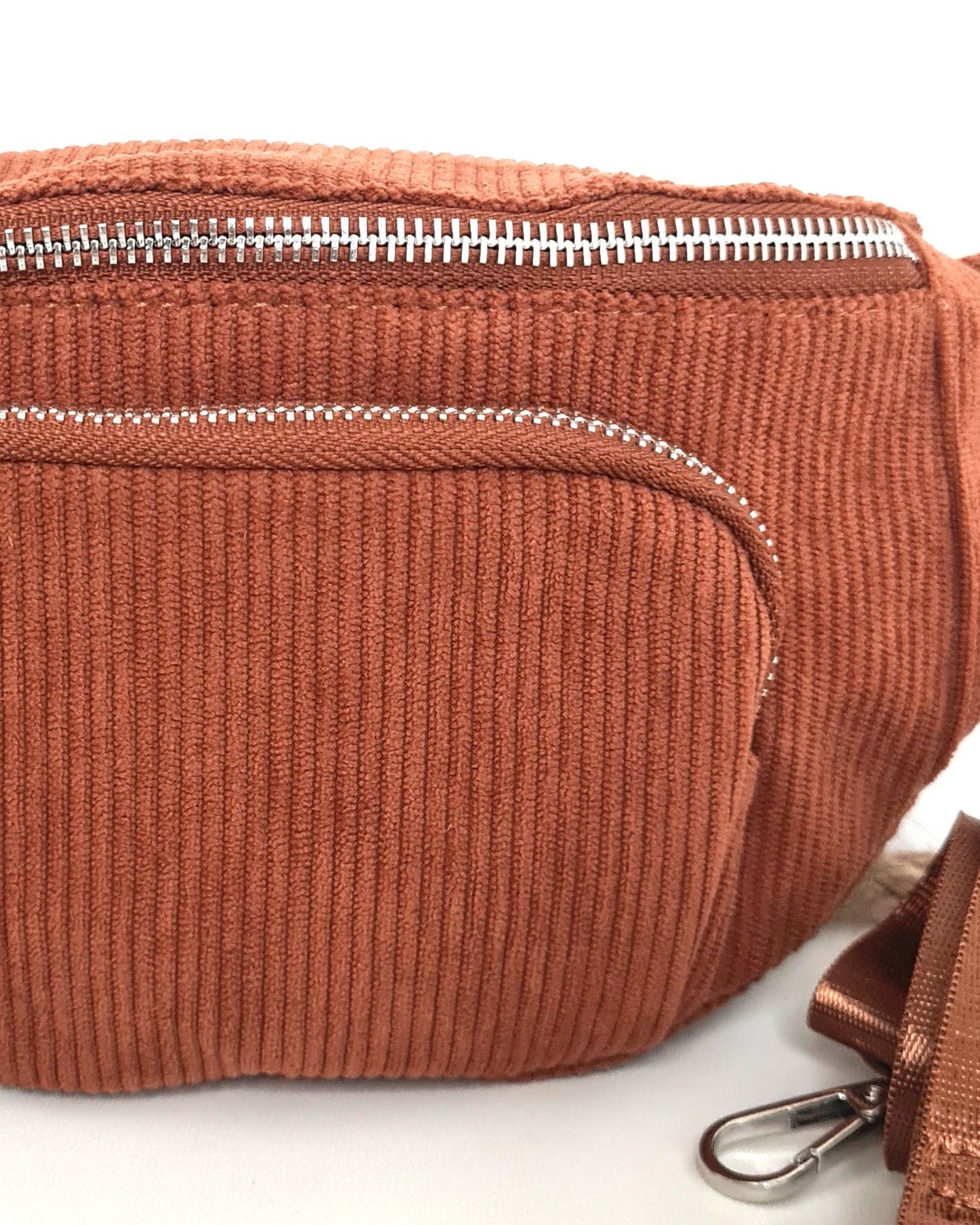Sac banane Vic en velours côtelé camel