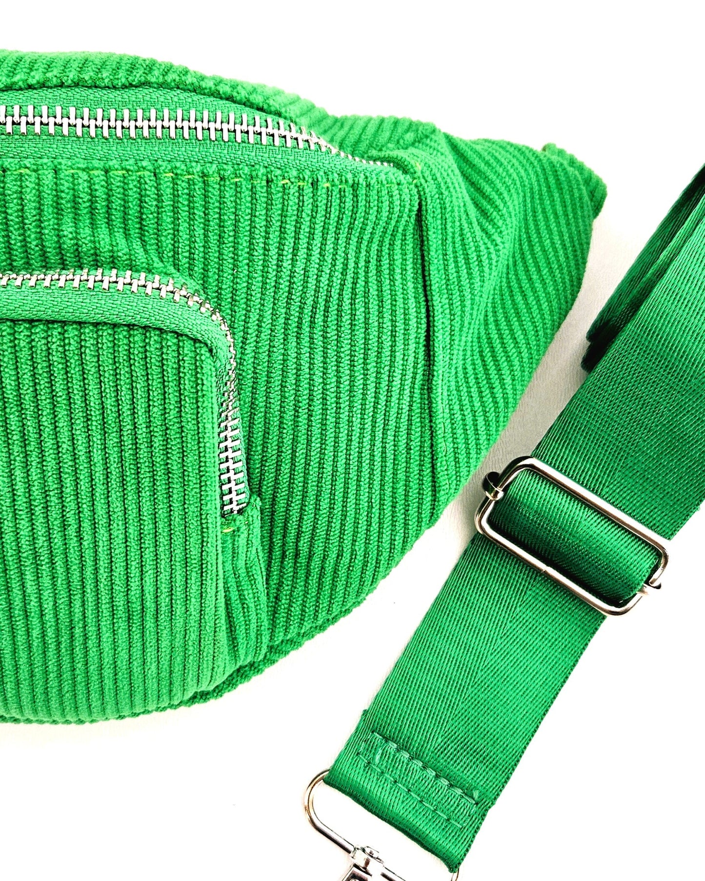 Sac banane Vic en velours côtelé vert